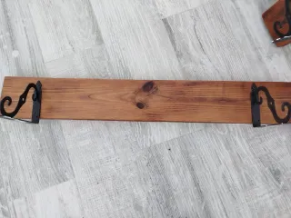 Estanterías de madera con soportes