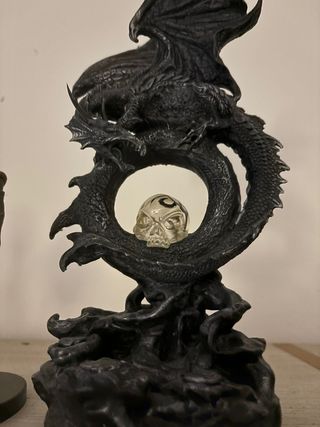 Statua drago nero con teschio luminoso