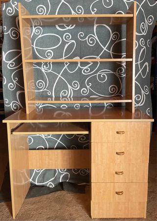 Escritorio con estantería de madera