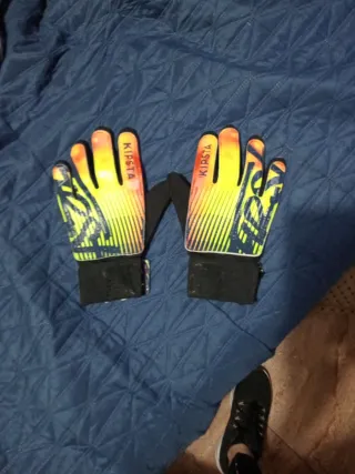 Guantes de portero Kipsta naranjas y amarillos