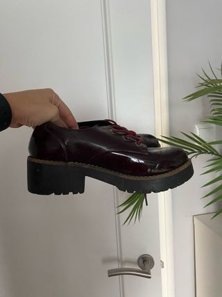 Zapatos granates con cordones