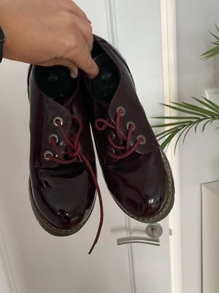 Zapatos granates con cordones