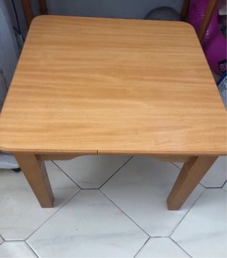 Mesa auxiliar baja de madera
