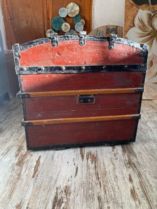 Baúl de madera y metal