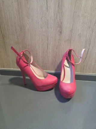 Zapatos de tacón rosa con pulsera