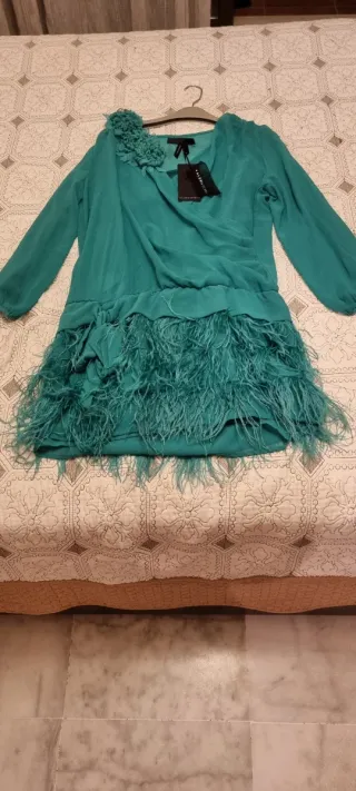 Vestido verde de fiesta con plumas