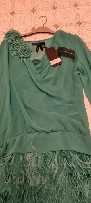 Vestido verde de fiesta con plumas