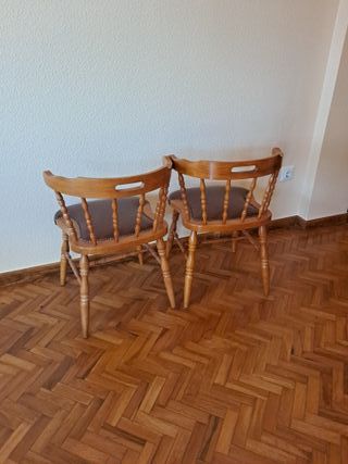 Juego de 2 sillas de madera y cuero