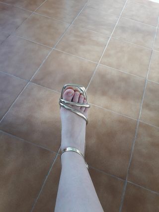 Sandalias doradas tacón