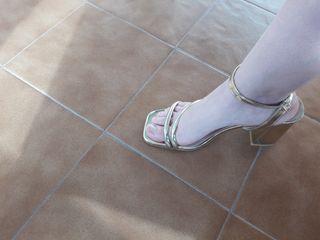 Sandalias doradas tacón