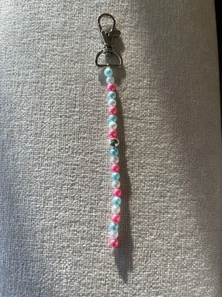 Llavero artesanal perlas azul rosa blanco