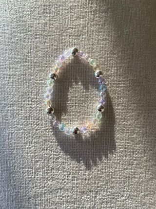 Pulsera artesanal multicolor con detalles plateado