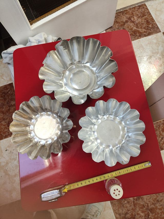 Taza porcelana y 3 flaneras aluminio