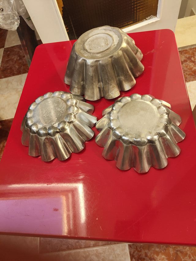 Taza porcelana y 3 flaneras aluminio