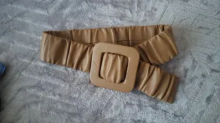 Cintura elasticizzata con fibbia grande