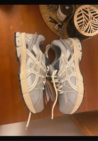 Zapatillas ASICS grises y beige
(acepto ofertas!)