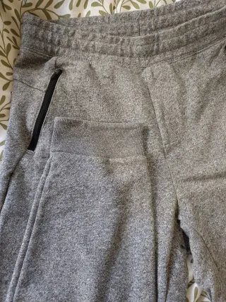 Pantalón chándal gris oscuro. Talla S.