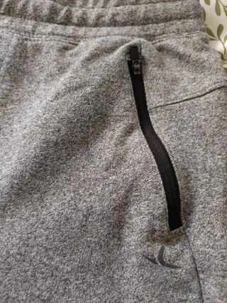 Pantalón chándal gris oscuro. Talla S.