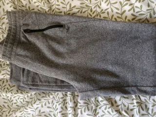 Pantalón chándal gris oscuro. Talla S.