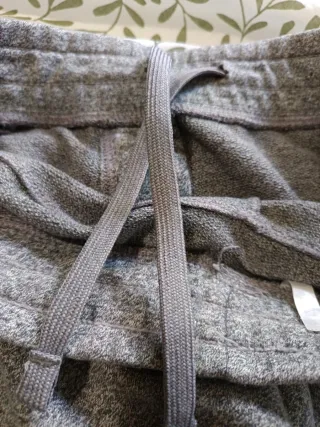 Pantalón chándal gris oscuro. Talla S.