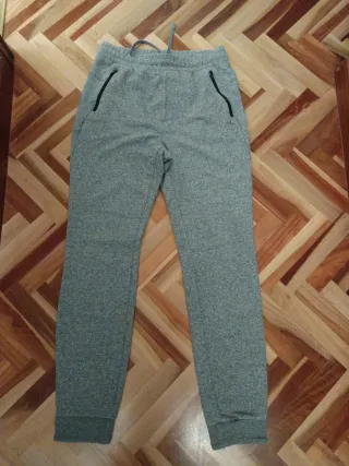 Pantalón chándal gris oscuro. Talla S.