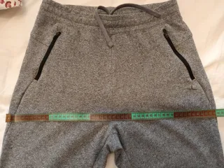 Pantalón chándal gris oscuro. Talla S.