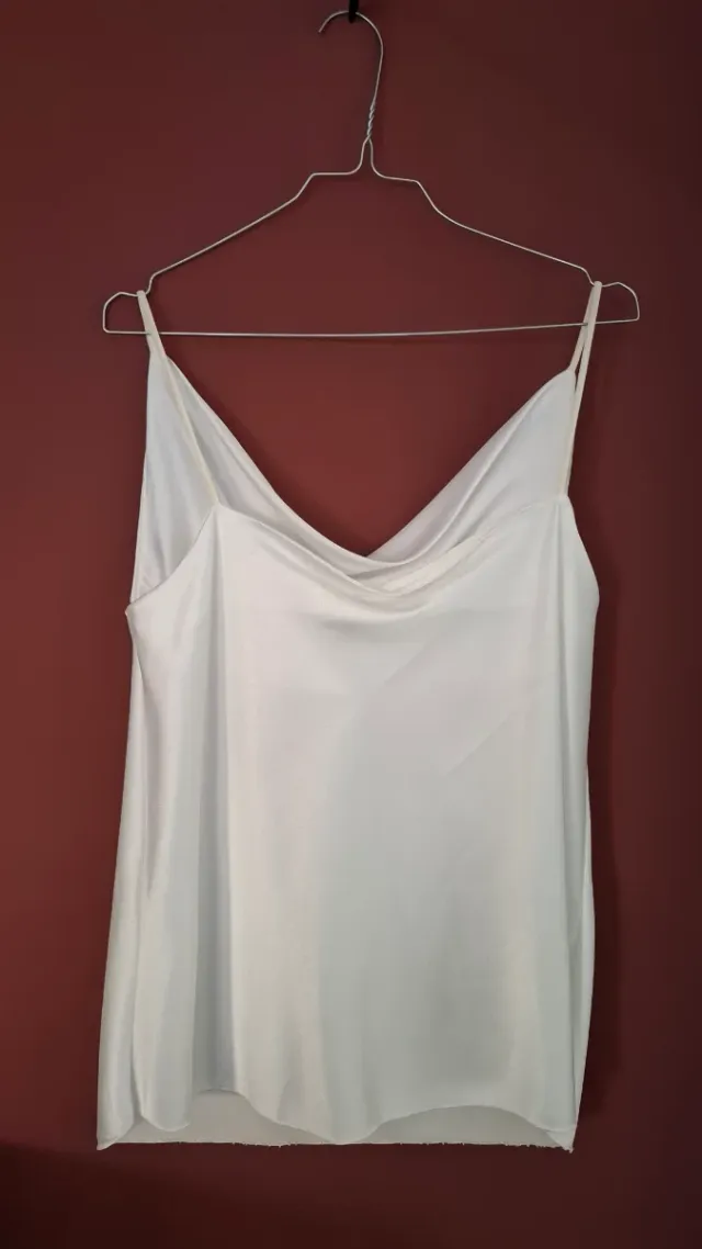 Top bianco scivolato con scollo a cascata