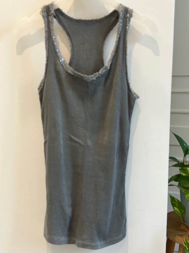 2 Tops:  azul y gris con lentejuelas