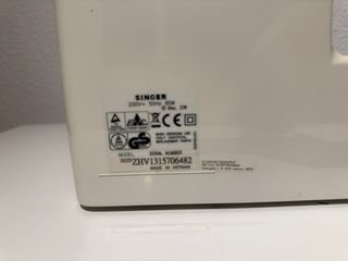 Mesa de escritorio con máquina de coser Singer