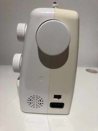 Mesa de escritorio con máquina de coser Singer