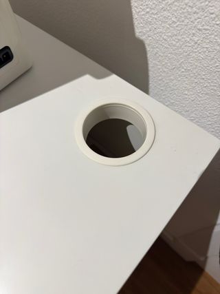 Mesa de escritorio con máquina de coser Singer