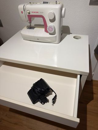 Mesa de escritorio con máquina de coser Singer