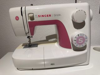 Mesa de escritorio con máquina de coser Singer
