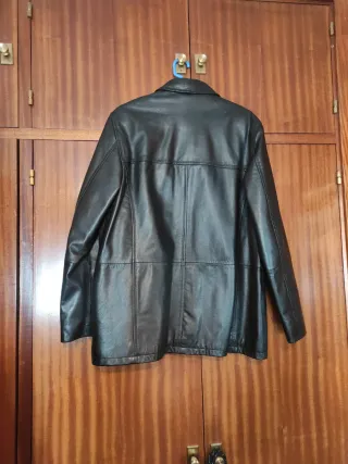 Cazadora de piel negra