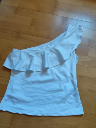 Blusa asimétrica con volantes