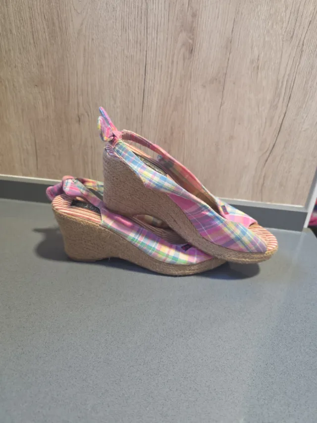 Zapatos de cuña multicolor con lazo