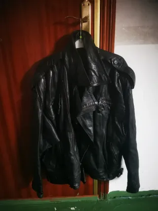 Cazadora de piel negra