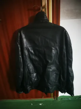 Cazadora de piel negra