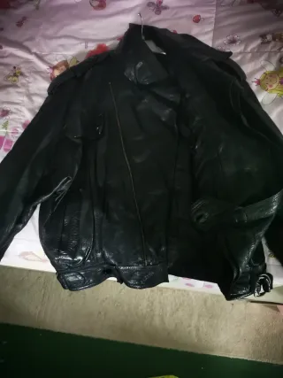 Cazadora de piel negra