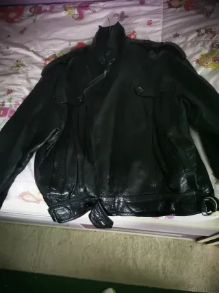 Cazadora de piel negra