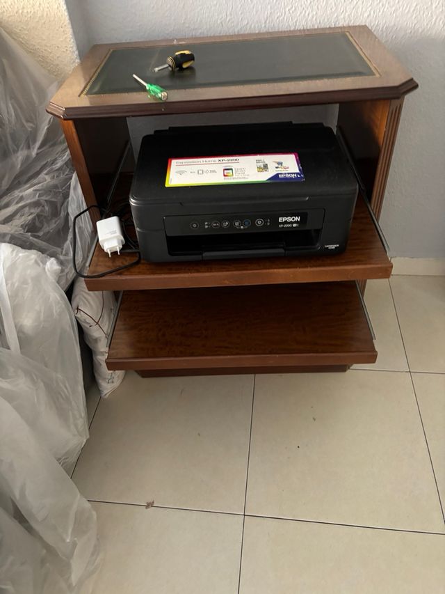 Mesilla de madera y plástico