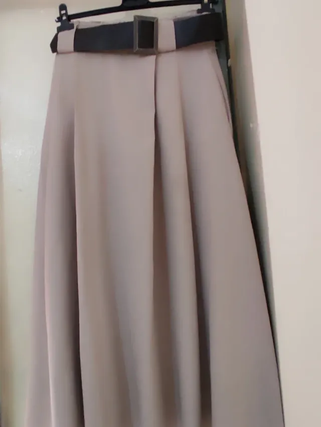 Falda elegante gris con cinturón