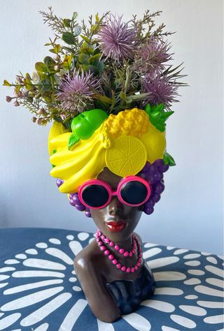 Jarrón original mujer frutas gafas sol + planta