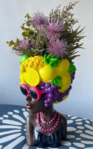 Jarrón original mujer frutas gafas sol + planta