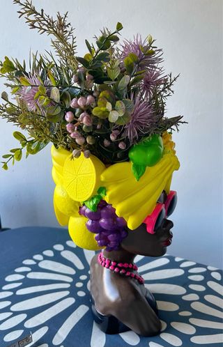 Jarrón original mujer frutas gafas sol + planta