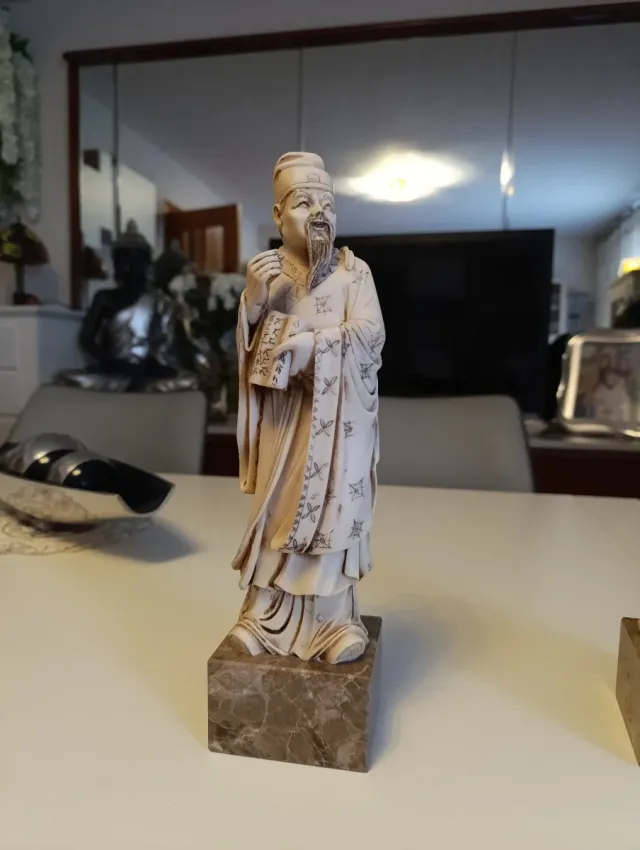 Figura samurái mármol con ciervo