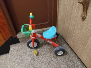 Triciclo infantil rojo y azul