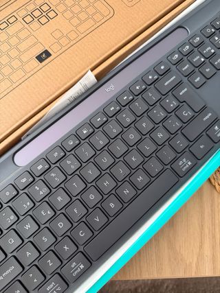 Teclado Inalámbrico Logitech K980 Slim Solar