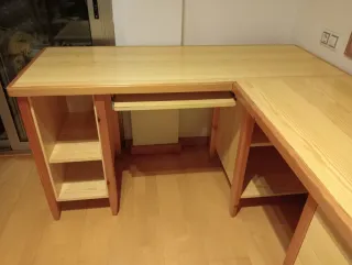 Escritorio de madera con cajones