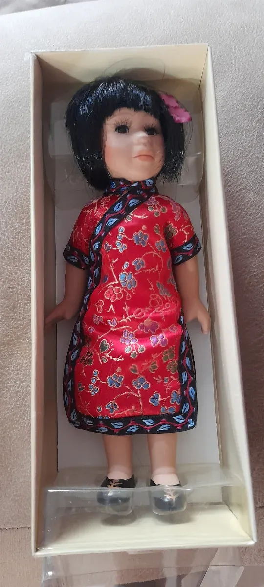 Muñeca porcelana 20 cm vestido oriental